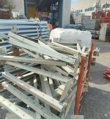 Parapetti terminali, battitacco, mezzi telai, parapetti da tetto, tubi innocenti, travi reticolari, scarica macerie, rete da ponteggio
