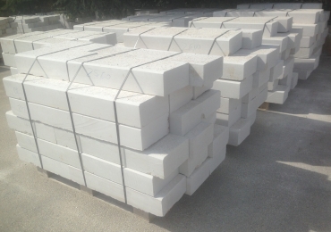 CORDOLI IN PIETRA BOCCIARDATI