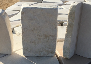 ANGOLI A L SQUADRATI IN PIETRA