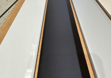 BATTISCOPA IN GRES NERO