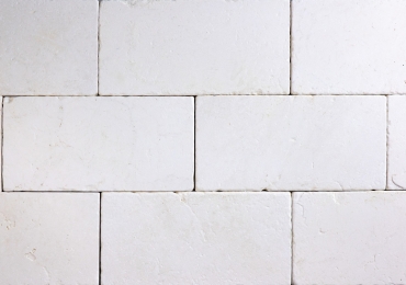 Biancone in pietra di Trani da rivestimento e pavimento pedonale anticato