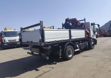 Camion ribaltabile con gru
