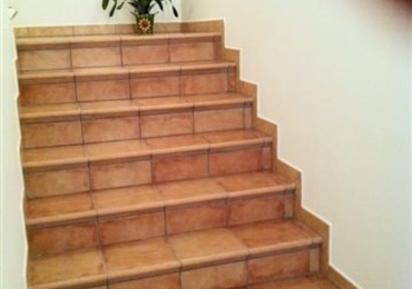 Scala con gradino gres porcellanato smaltato