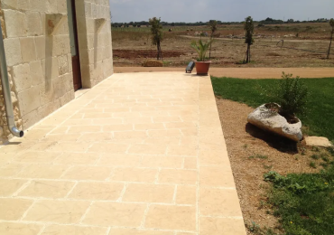 PAVIMENTO IN PIETRA LECCESE