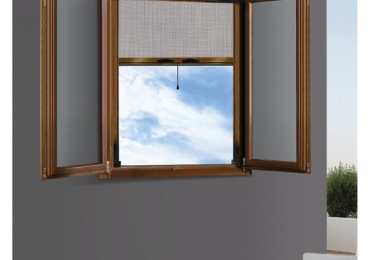 ZANZARIERA A RULLO VERTICALE PER FINESTRA